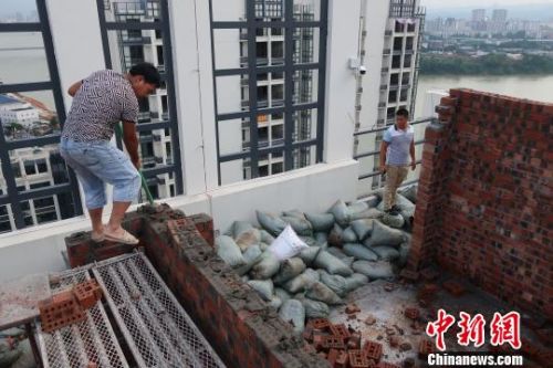 广西居民航拍楼顶违建举报至城管后被强拆（图）
