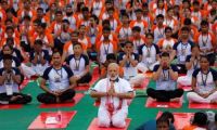 印度总理带民众做瑜伽：瑜伽把世界连接在一起
