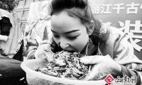 丽江一景区举行吃昆虫大赛 冠军5分钟吃1.23公斤 