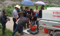 兰坪县稻田养殖试验泥鳅苗种投放紧张有序进行 