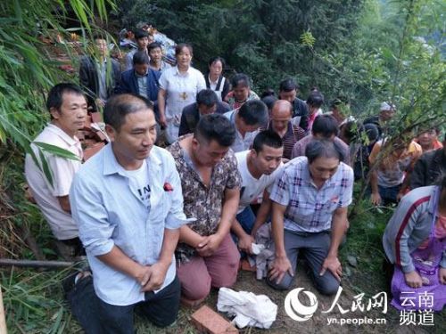 村民集体跪拜杨医生。摄影：周燕