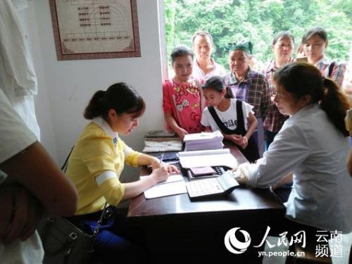 纷纷向笔者讲诉杨医生“好”的村民。摄影：周燕