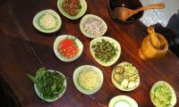 基诺族独特的时鲜菜肴 把茶凉拌做成美味