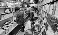 野草书店从北大撤离近一个月后重开张 老读者赶来买书
