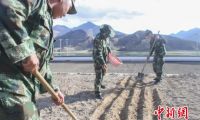 西藏阿里官兵高海拔不放弃的“橄榄绿”