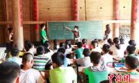 侨胞回乡办夏令营 美国华裔少年当老师教英语