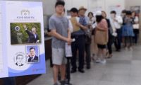 文在寅就任百日纪念邮票开售 韩民众凌晨排队等待