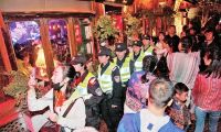 8月旅游高峰时17万人游丽江古城 民警巡逻保游客平安