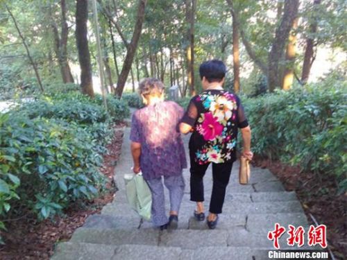 两位老人在散步 永嘉宣传部提供 摄