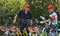 合肥：退休老党员穿梭各小区义务维护共享单车