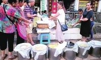 盐津县一家人熬夜做豆腐免费提供给受灾乡亲们吃