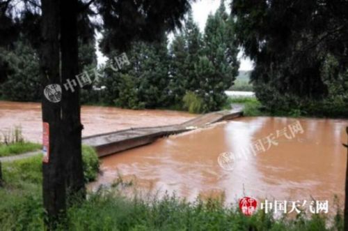 受强降雨影响，今晨昆明寻甸县牛栏江水位上涨。忠卫、李国峰 摄