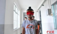 昆明大学生设计出多功能“盲人头盔”