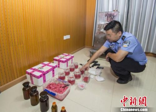 武汉警方捣毁一制贩毒团伙：毒贩为设备安装“减震器”