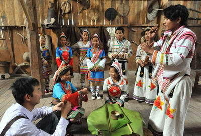 每年农历的三、四月分，便是傣族姑娘选郎、傣族小伙子求婚的季节