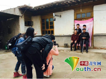 福建师范大学研究生支教团古浪分队走访了古浪县黄花滩乡与上庄村贫困学生家庭。