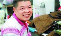 安徽夫妻在北京开裁缝铺 义务为残障孩子缝补衣服5年 