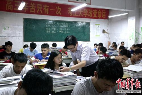 陈立群校长在巡视晚自习。中国青年报·中青在线记者 白皓  摄