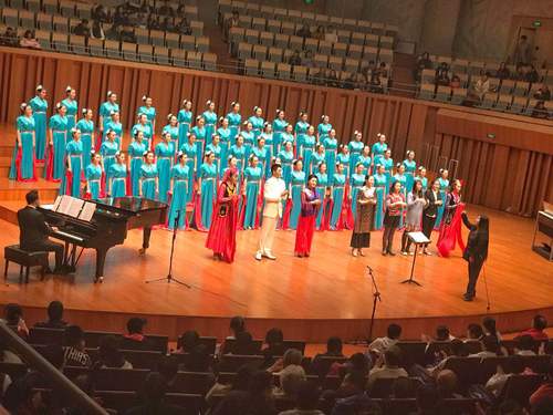 北方女子民歌合唱团在国家大剧院刮起“东北风”