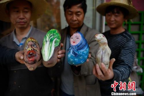 云南农民艺术家用土豆作画成“网红”(图)
