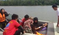一艘搭载16名中国游客游船在泰国翻船 仅一人受伤