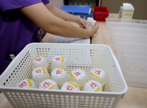 11月7日，复旦大学附属儿科医院人乳库的医护人员对入库的捐赠母乳进行登记整理。 新华社记者 刘颖 摄