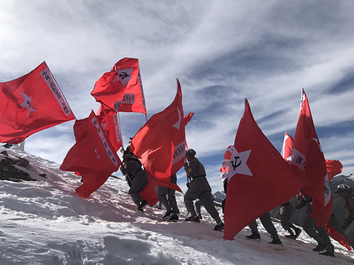 两所红军小学学生来到红军长征经过的夹金山