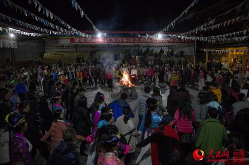 摩梭篝火晚会 人民网 薛丹 摄