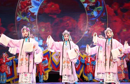 首师大附属实验小学表演了京剧《百花盛开》、《弟子规》，使得在此观众真正了解家庭教育的意义。