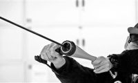 袋弹弓”存隐患 3米外射穿易拉罐  具有一定危险性 法律人士表示商家有提示义务 如造成伤害使用者承担法律责任