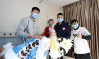 中国红基会携手北京首钢篮球明星给白血病患儿发放“英雄能量包” 