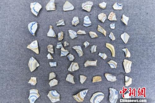在大洲湾遗址发现的瓷器碎片 索有为 摄